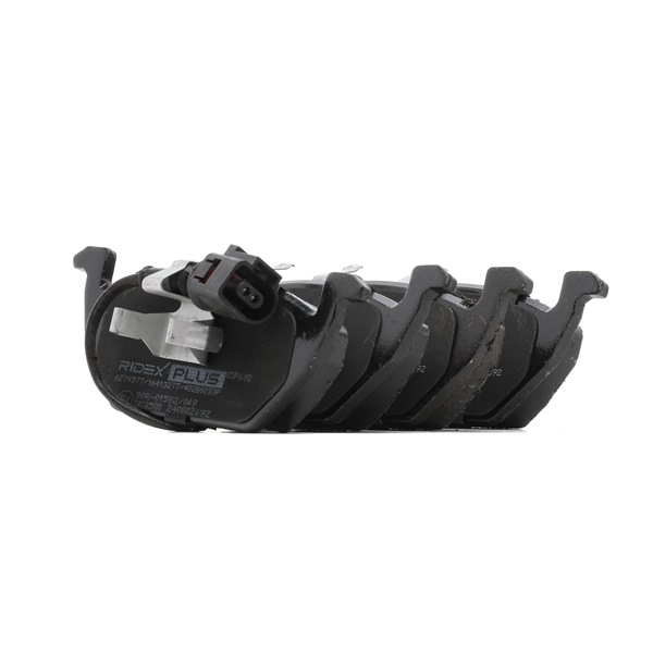 Bremsbeläge 402B0033P RIDEX PLUS 1K0698151J inkl. Verschleißwarnkontakt, mit integriertem Verschleißsensor, Vorderachse, mit Kolbenclip, mit Anti-Quietsch-Blech, Foto entspricht Lieferumfang